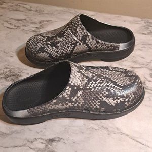 Oofos Snake Print Clogs